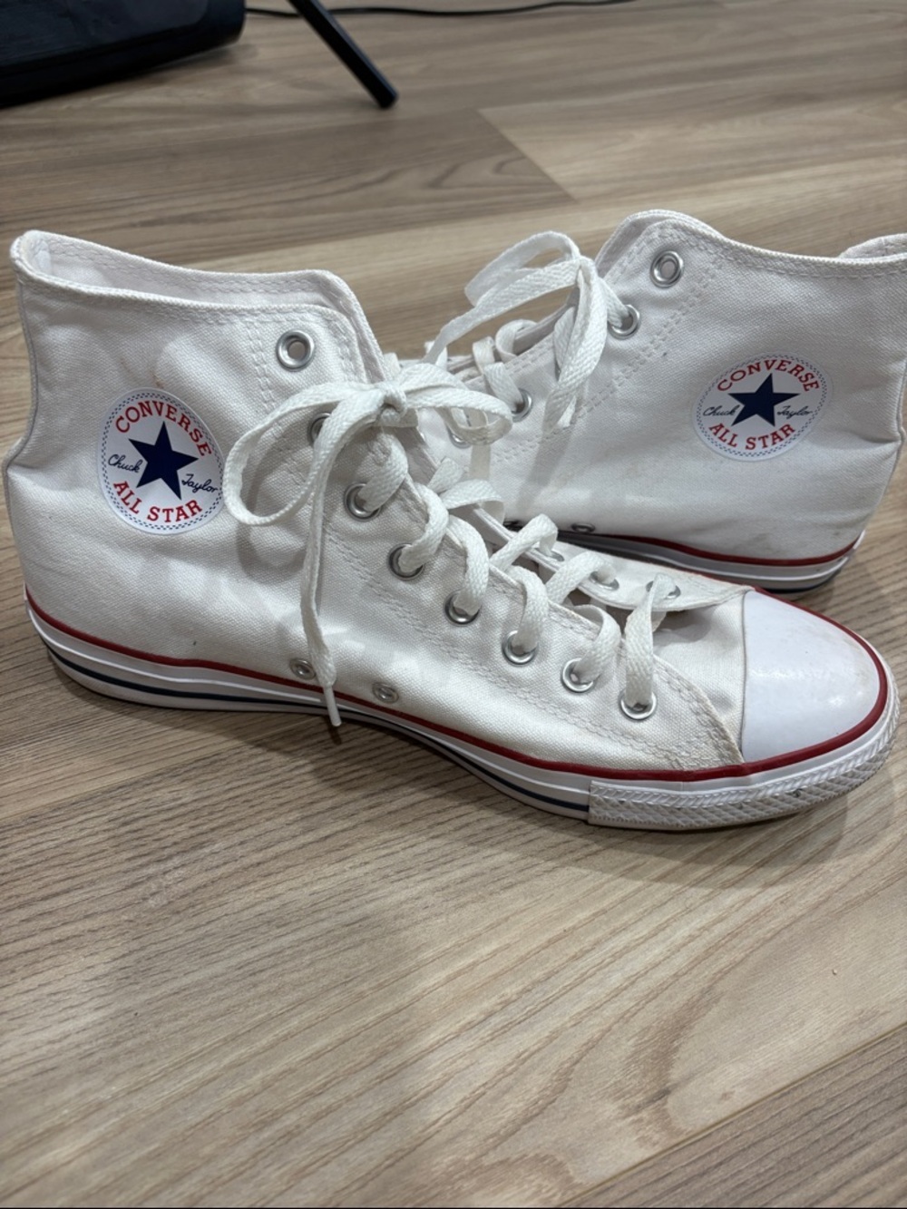 Converse White Canvas Low Top Sneakers with Navy Insole Logo men’s 10/women’s 12